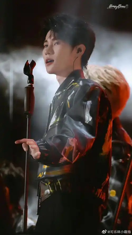 照饭拍##张真源皮衣造型饭拍#台风人帅歌好听,张真源舞台上闪闪发亮
