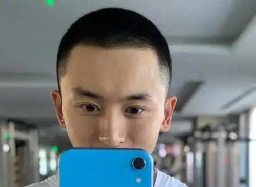 张哲瀚首次挑战寸头,尽显潮流本色,这还是那个高冷的龙非夜吗?