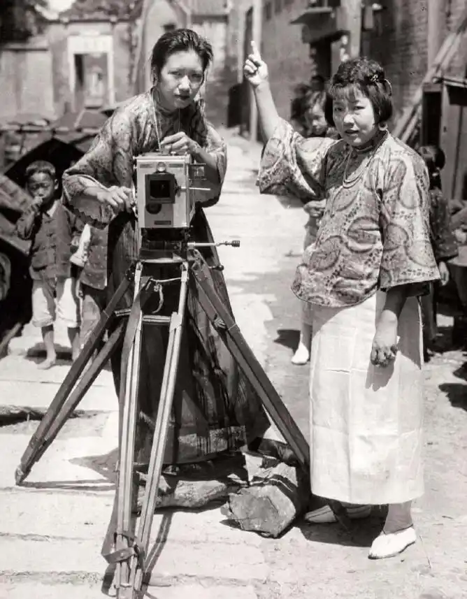 真实民国老照片:图1民国时期的女摄影师,最后为领救济品的孤儿