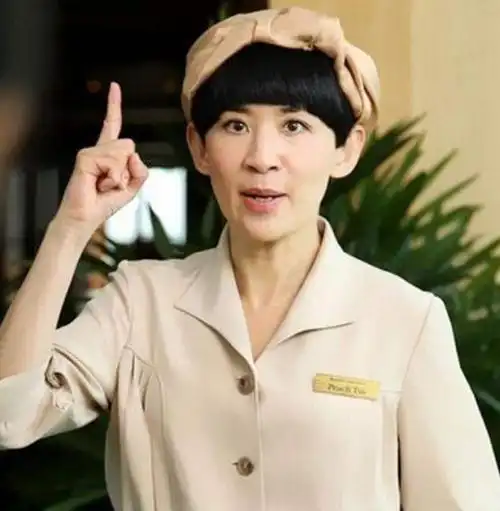 56岁吴君如晒庆生视频,留中性短发笑容满面,精神状态好过陈可辛