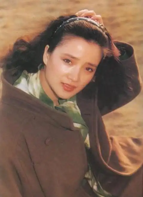 她拍的挂历在当年能卖出60万的销量,可见当时何晴的人气有多高