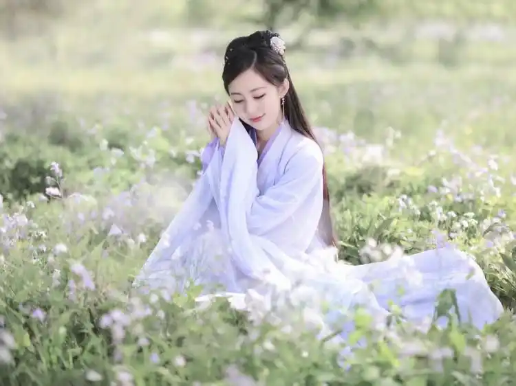 高贵典雅薰衣草色汉服古装美女图片