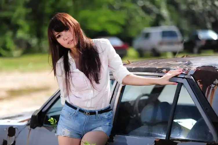 废旧汽车旁的极品美女热裤美腿性感写真集[20/23]_性感车模_美桌网