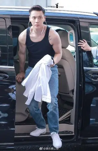 [陈伟霆][新闻]170710 你们爱的膀子是这样炼成的 大力曝光健身饱举铁