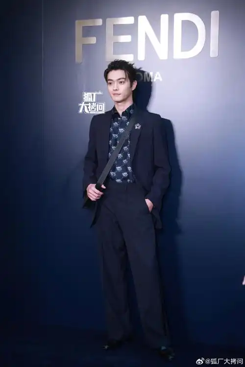 许凯背头小揪揪#许凯今日活动生图,背头小揪揪发型酷得咧