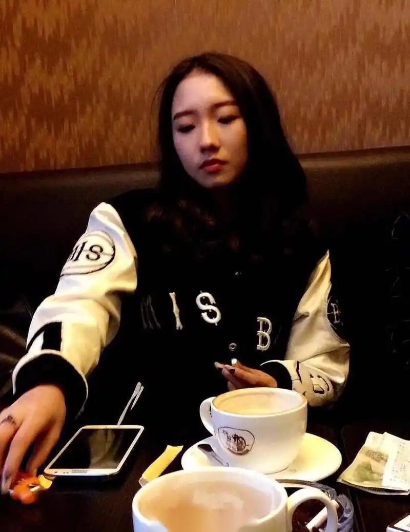 有网友投稿了孟美岐出道前抽烟的一组照片,当时才16岁,你们怎么看?