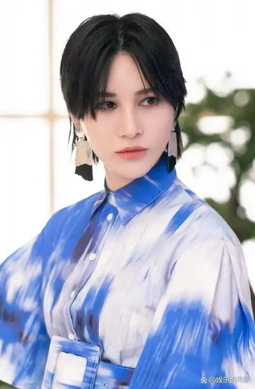 尚雯婕是一位有着传奇经历的歌手,她曾经是《超级女声》的冠军,也曾经