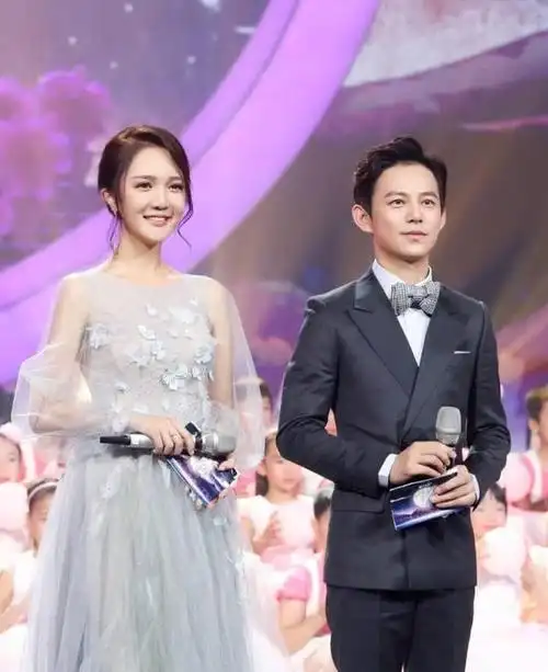 《中餐厅》后靳梦佳主持中秋晚会,人美大气不怯场