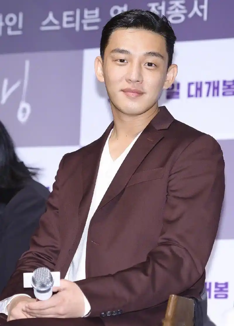 刘亚仁晒出与权哲华的甜蜜合影,让网友脑补都是节奏吗?是公恋情呢?