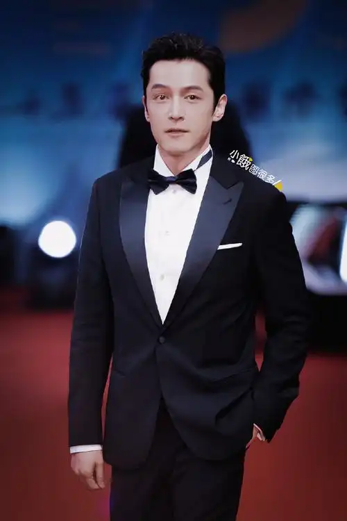 剃了胡子的胡歌#胡歌老师生日快乐,补一组上影节影帝红毯高清图集9p