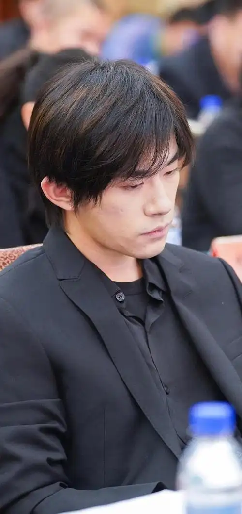 240131青春风采不减易烊千玺影协大会风采纯素颜亮相引网友热议