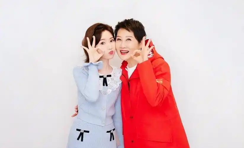 毛晓彤与张凯丽合影,"时尚女脸"与"少女脸"差距一目了然!