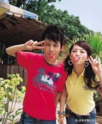 近些年来,赵薇和李湘两位娱乐圈女性备受瞩目,她们的财富与实力不容