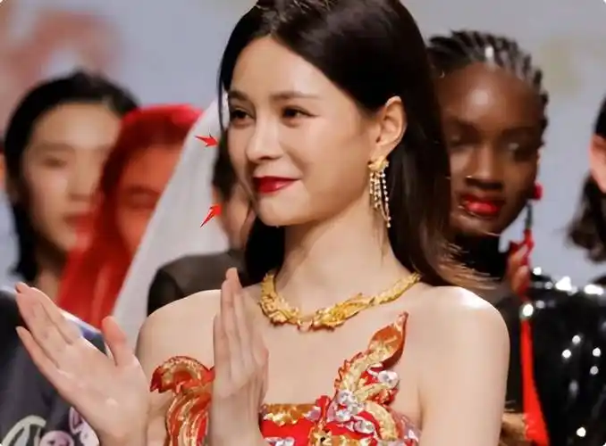 可当镜头怼在沈梦辰的脸上时,却不难发现她的鼻子长歪了,右边鼻孔明显