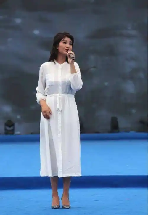 降央卓玛:婚后处处帮娘家,3个孩子由婆婆带,被婆家宠成宝