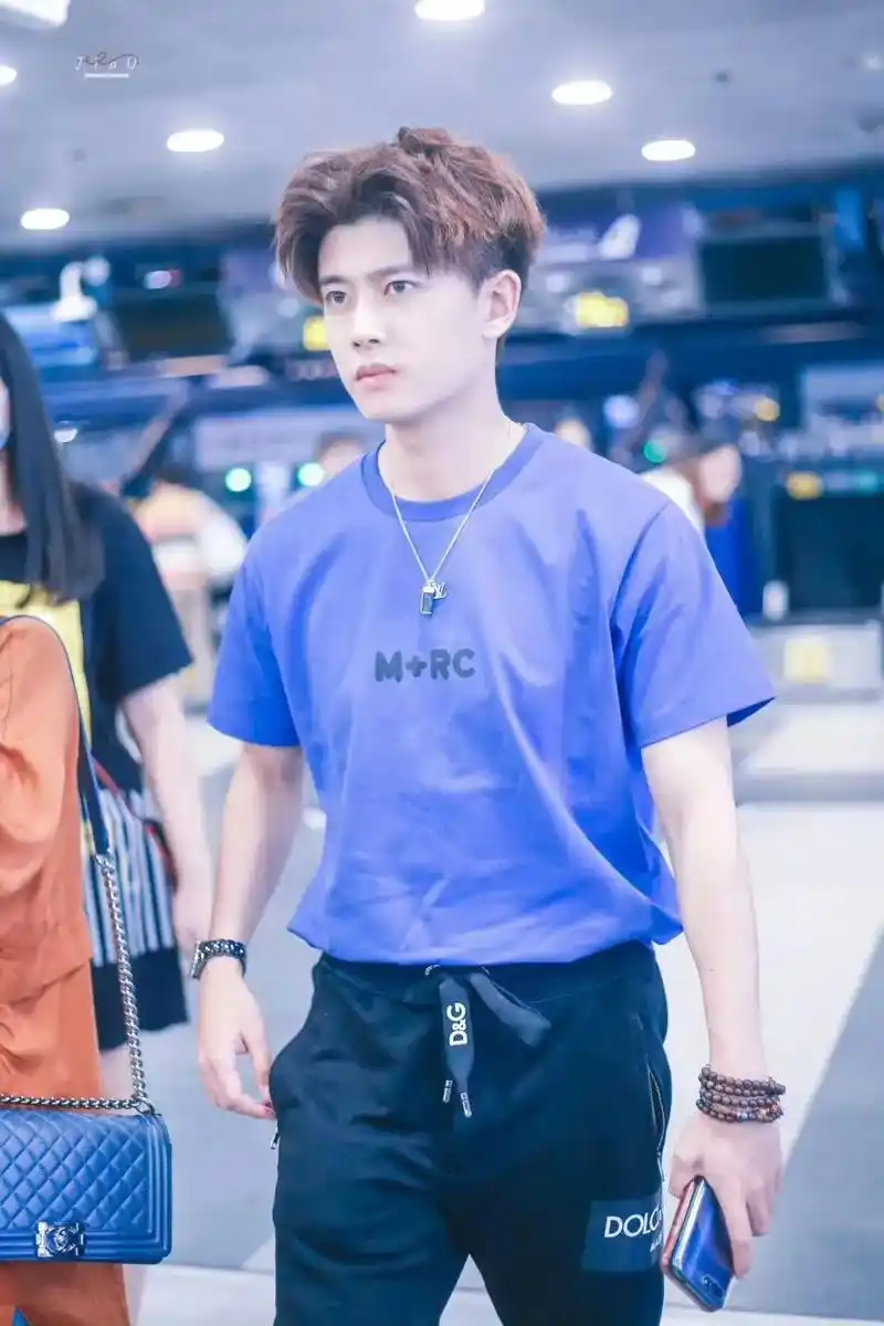 翻手机翻到了蓝色的超超喔 好可爱.#任嘉伦 #机场穿搭 - 抖音