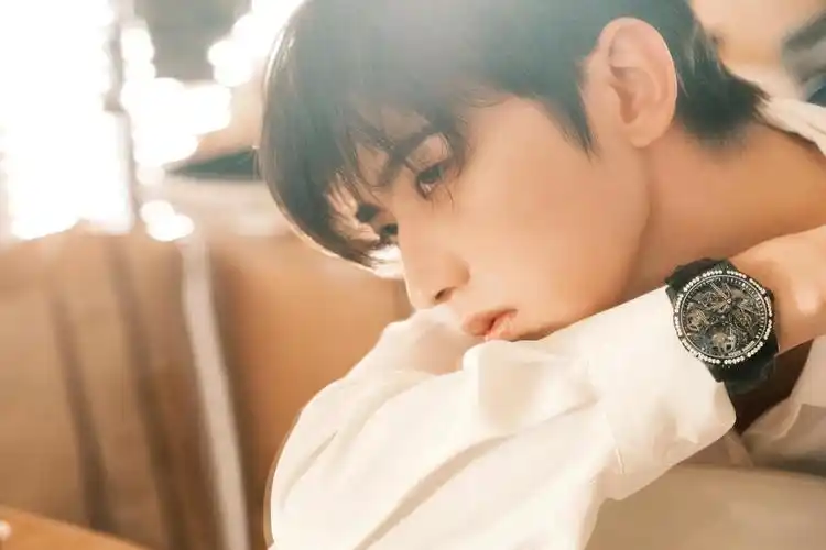 蔡徐坤黑色长斗篷造型尽显优雅诠释诗意风尚