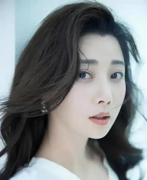 "万人迷"殷桃的坎坷情史:爱过5个男人,曾深陷舆论惹争议