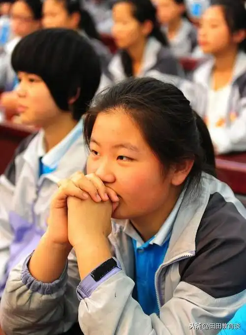 初中正值发育期,尤其是女孩子对自己的身体上的改变很敏感.