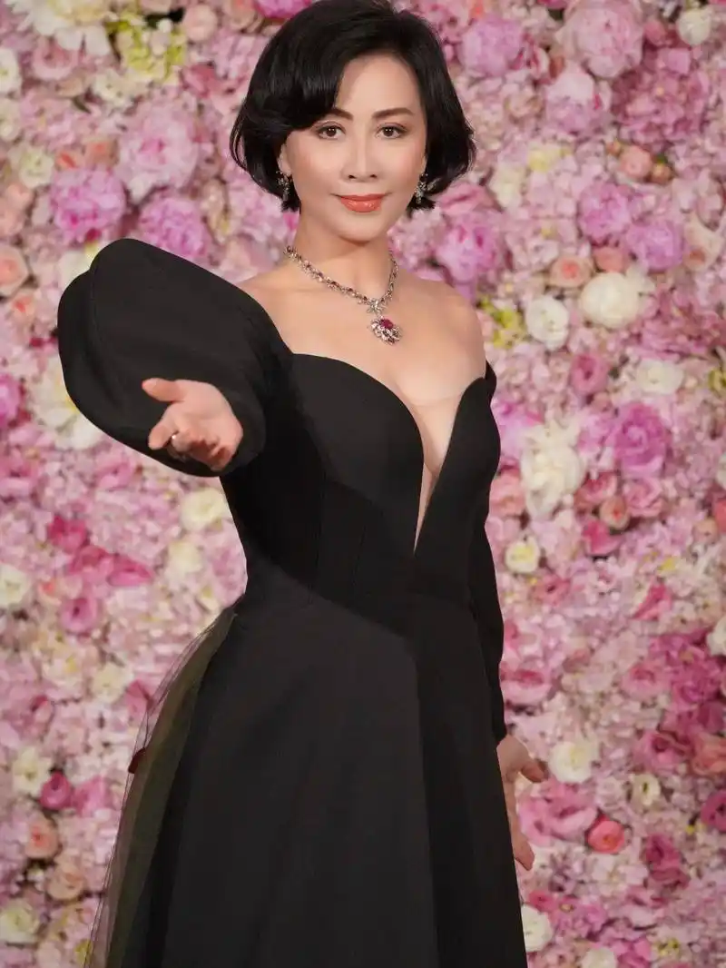 刘嘉玲生日会黑色深v抹胸礼服裙