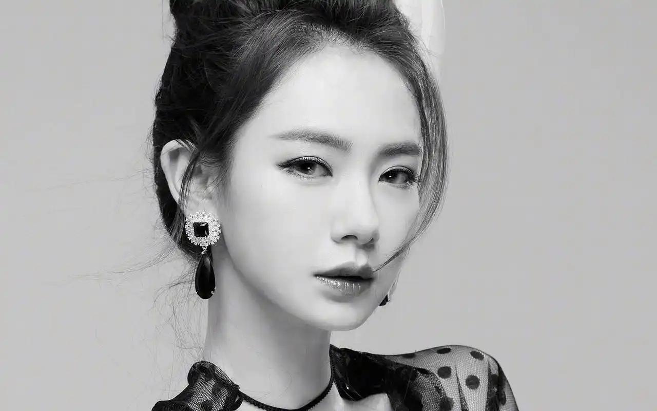 戚薇时尚杂志黑白写真高清桌面壁纸