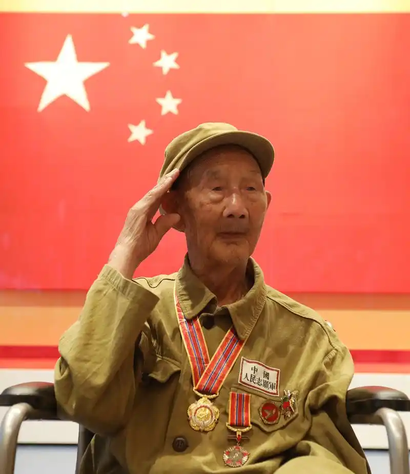 影厅灯光暗下的那一刻,坐在前排的88岁老兵攥紧了皱巴巴的电影票根