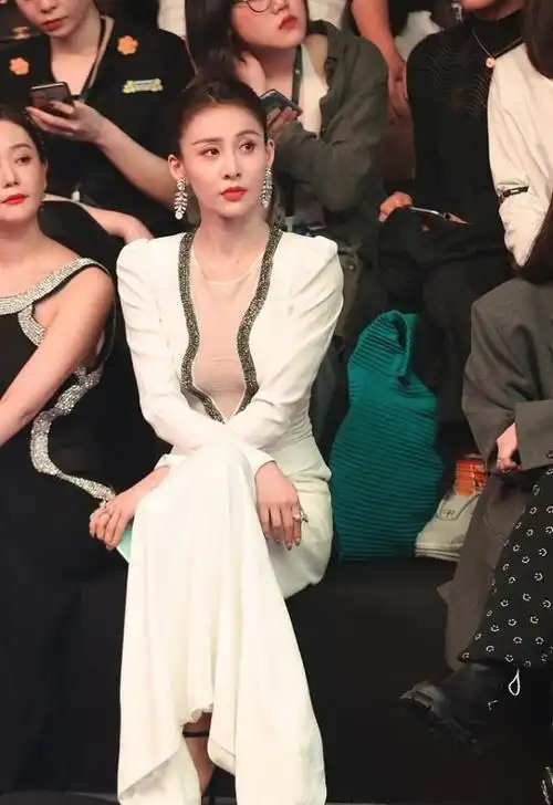 贾青仗着气质好随便穿白裙配黑边看着挺素但身材看着高挑有型