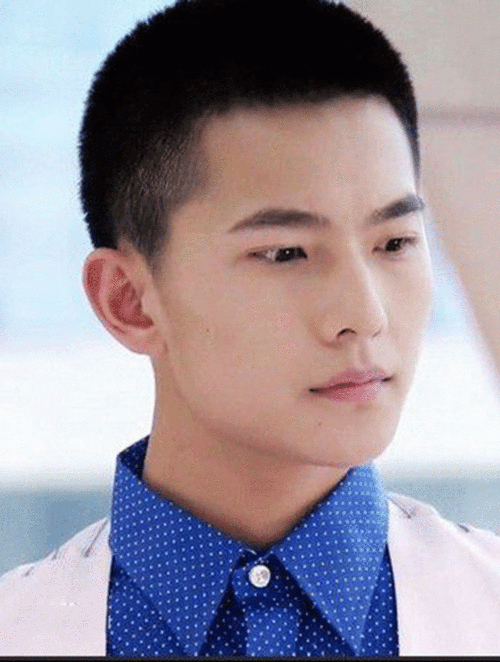 ▼刚刚出道的杨洋还是阳刚味十足的板寸,好在颜值够高轻松hold住