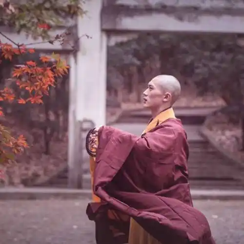 南京一和尚因长相俊美爆红