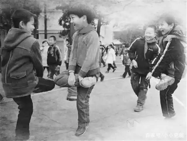 七十到九十年代的老照片:除了老鹰抓小鸡和踢毽子,你还玩过哪些