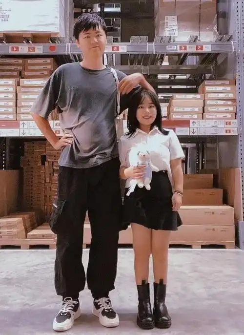 1米8小伙牵1.35米女友去健身房,工作人员"小朋友也有健康码呀"