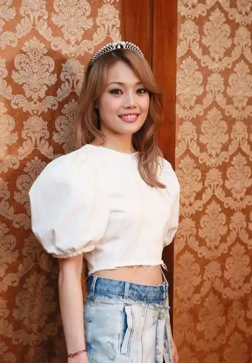 容祖儿一身白裙身材极佳,网友:太美了!_小哥_娱乐_明星