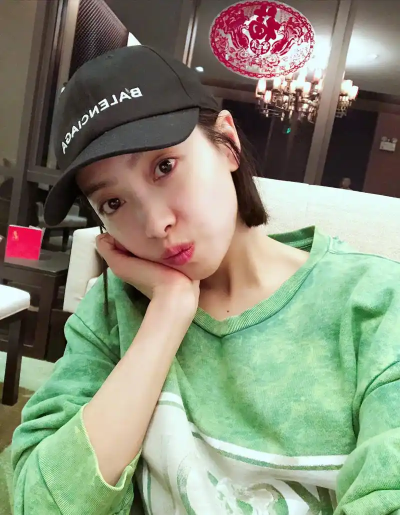 宋茜素颜的时候,有着一个特别的习惯!