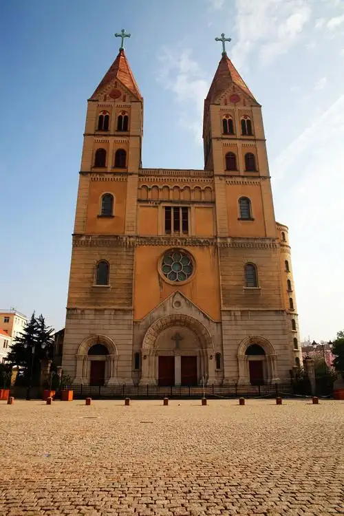 浙江路天主教堂:哥特式建筑,青岛最大的教堂,中国有名的大教堂之一.