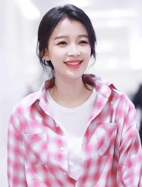 孙怡穿格子衫清新粉嫩少女感十足对镜笑得真甜