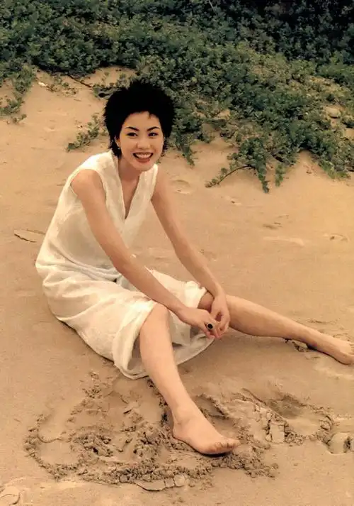 51岁王菲身材太极品!