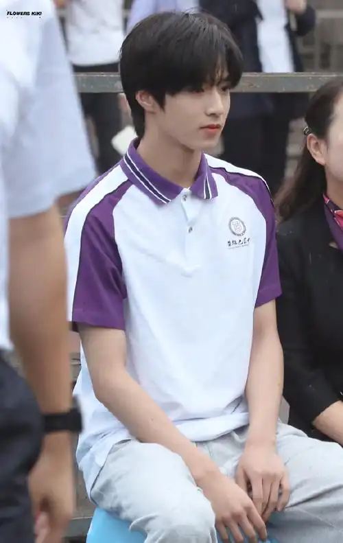 刘耀文晒侧脸照