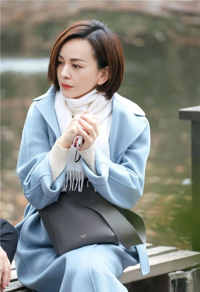 50岁左右的女人,建议你放弃黑长直和羊毛卷,其实这些更洋气减龄