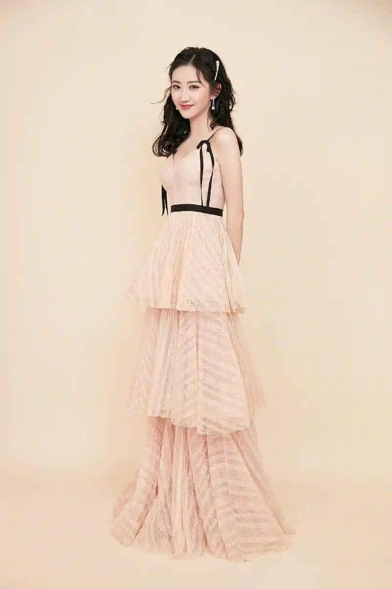 秦岚景甜娜扎元宵晚会同台献唱,三女神同穿仙气长裙,谁更美?