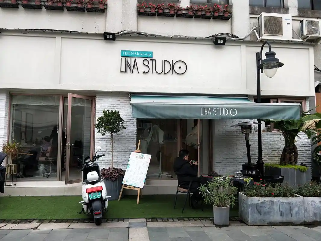 一家理发店的门口.