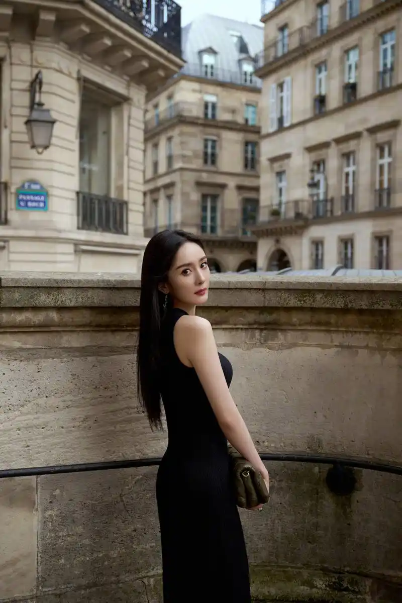 杨幂"你喜欢的样子姐都有"[色]angelababy"不好意思,姐红到你了"[色]