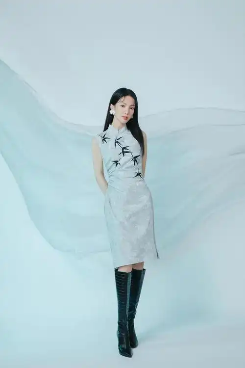 金晨旗袍配高筒靴好时髦长发披肩清新优雅演绎新国风之美