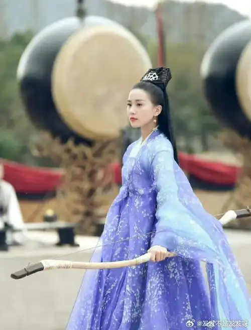 旧爱浪#2017年《醉玲珑》,刘诗诗饰演凤卿尘,巫族圣巫女,掌管圣物九