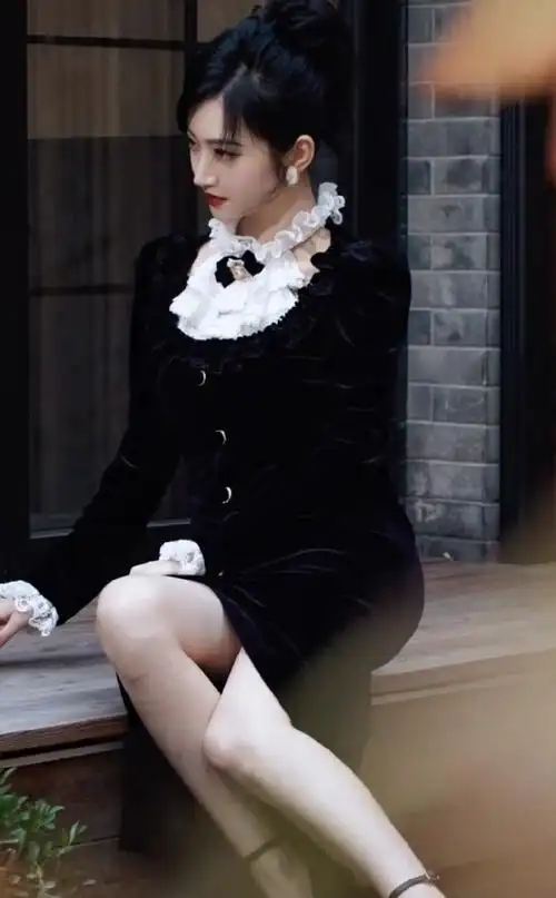 景甜 可以从睁眼吃到睡觉#景甜黑色一字带高跟每一张都给脚的女眯星