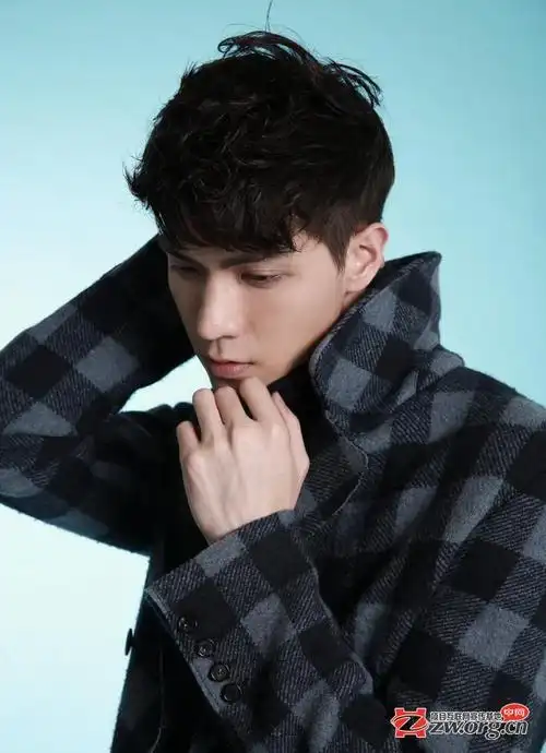 任言恺复古写真秀颜艺 大衣演绎冬日温情_中国男明星