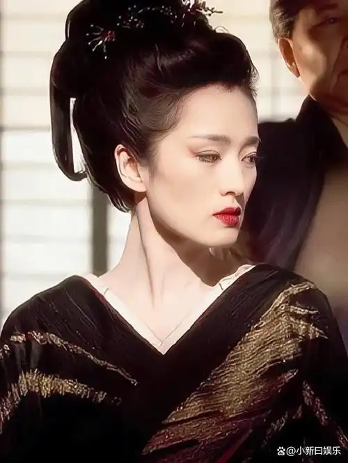 巩俐,一位传奇女星,她从小就对艺术充满了热爱,梦想成为一名歌唱家.