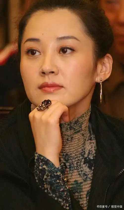 这是许晴小时候的一张照片,清纯,美丽,活泼,太可爱了