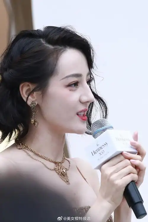 迪丽热巴短发侧颜好美