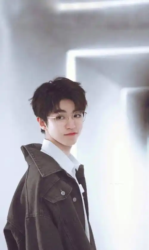 王俊凯热巴被p遗照,杨洋被烧纸钱,最心疼杨幂!_蔡徐坤_易烊_偶像