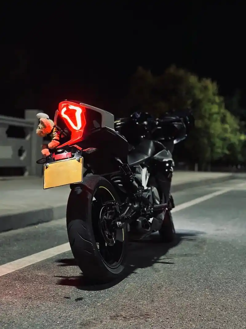 骑车的时候感受的是风还是孤独#机车摄影 #夜骑 #春风250 - 抖音